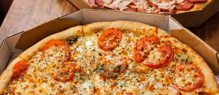 Detalhe de textura e preparo da pizza