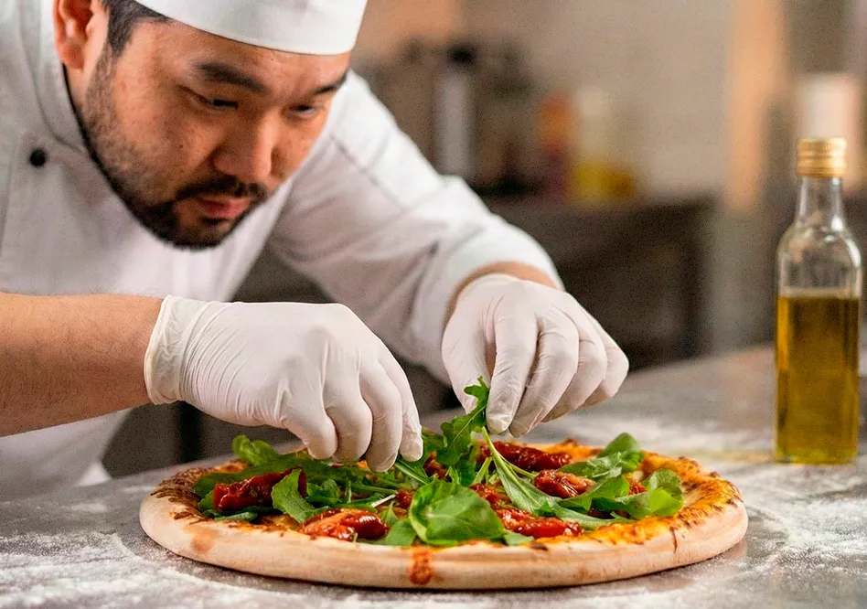Preparação cuidadosa da pizza